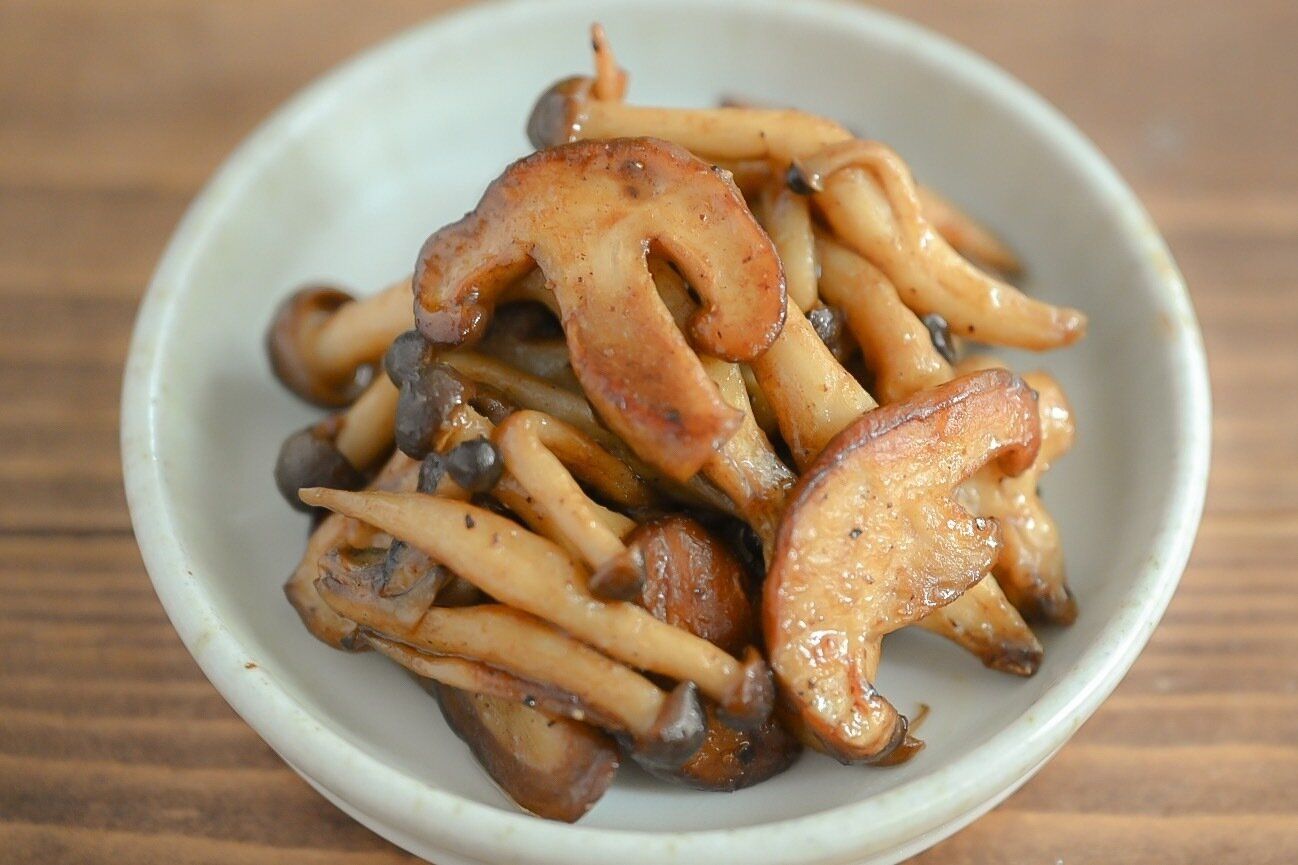 白い皿に盛られたきのこソテー