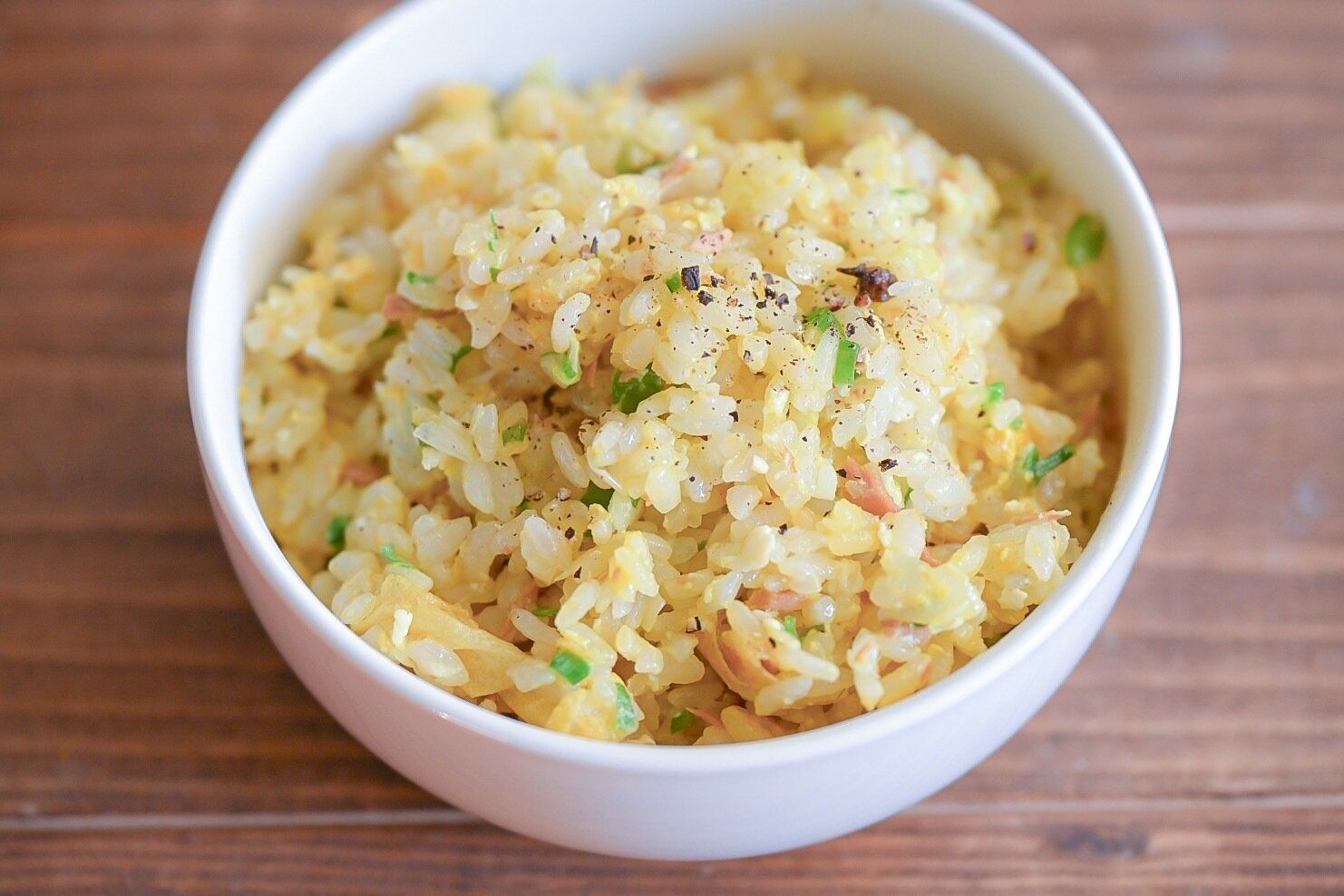 白い皿に盛られた卵チャーハン