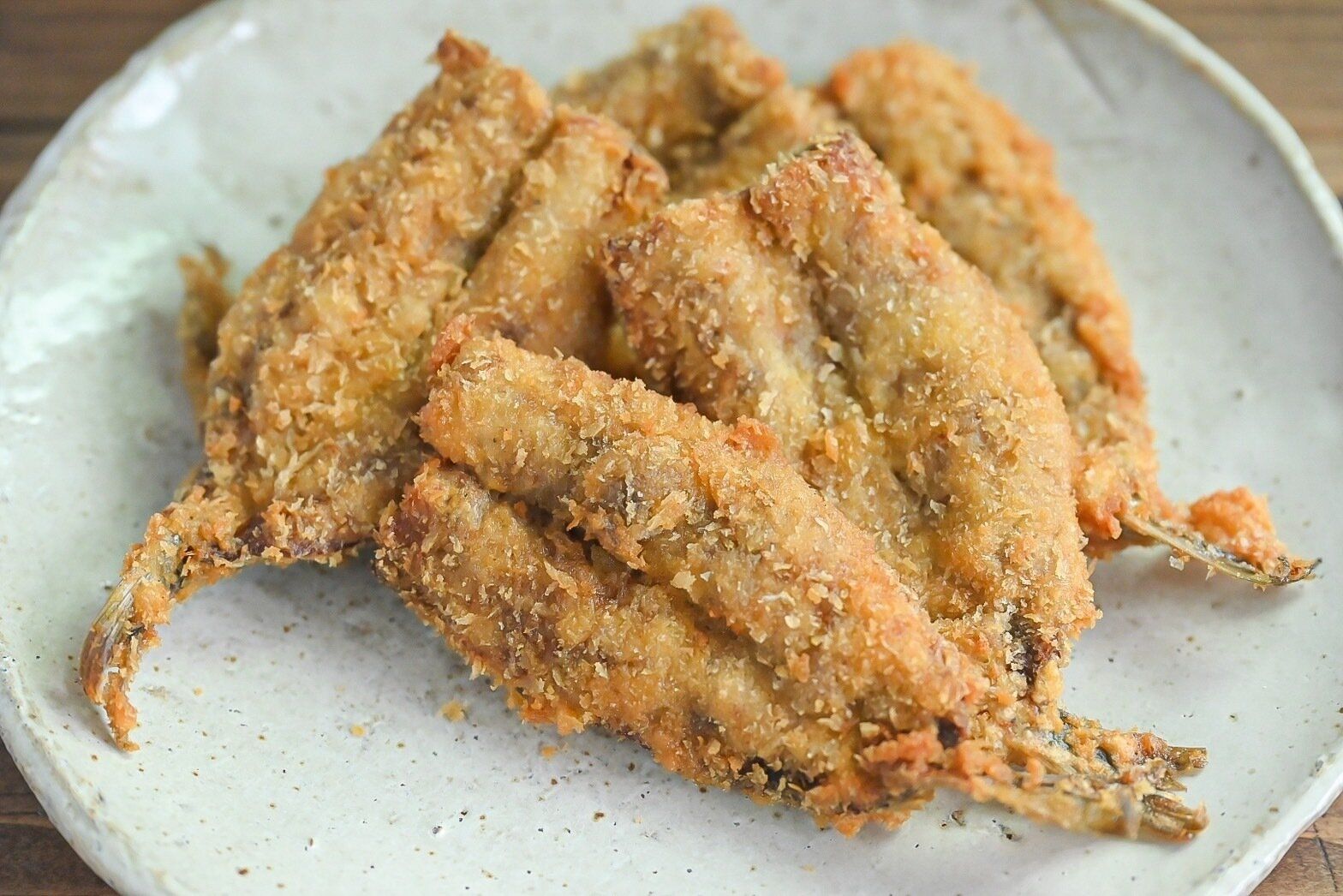 陶器の皿に盛られたいわしのフライ