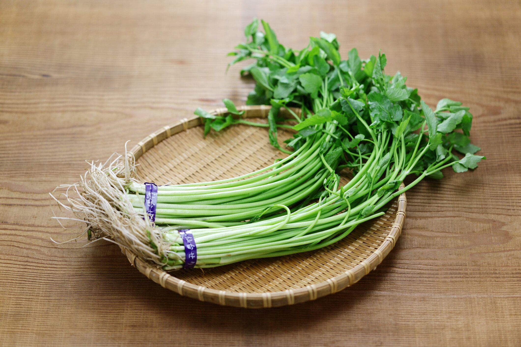 竹盆に乗った仙台産のセリ