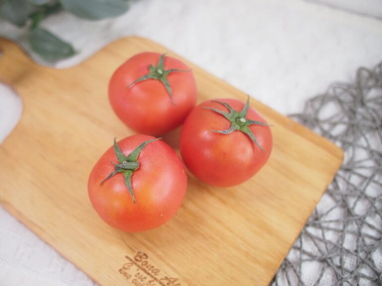 もう、まな板を汚さない！八百屋歴10年の野菜のプロが教える、超簡単なトマトの切りかた