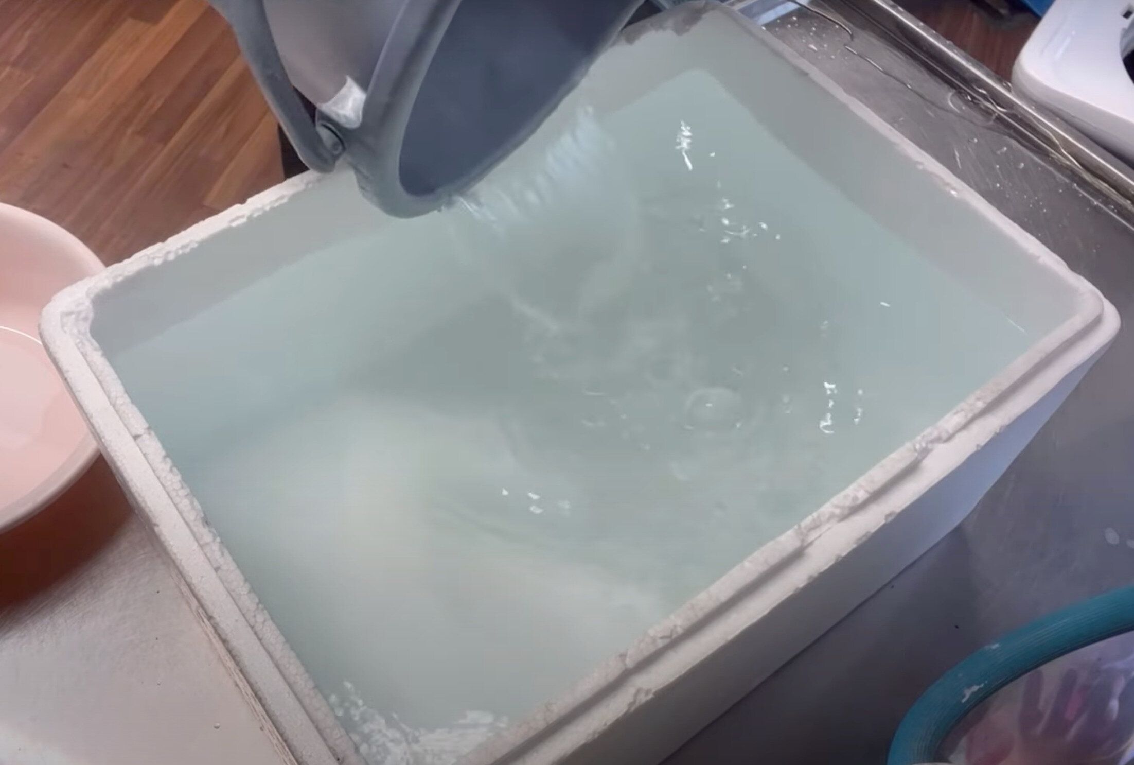 容器にお湯を溜める