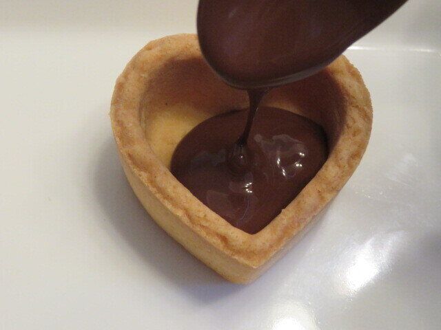 タルトにチョコを入れる