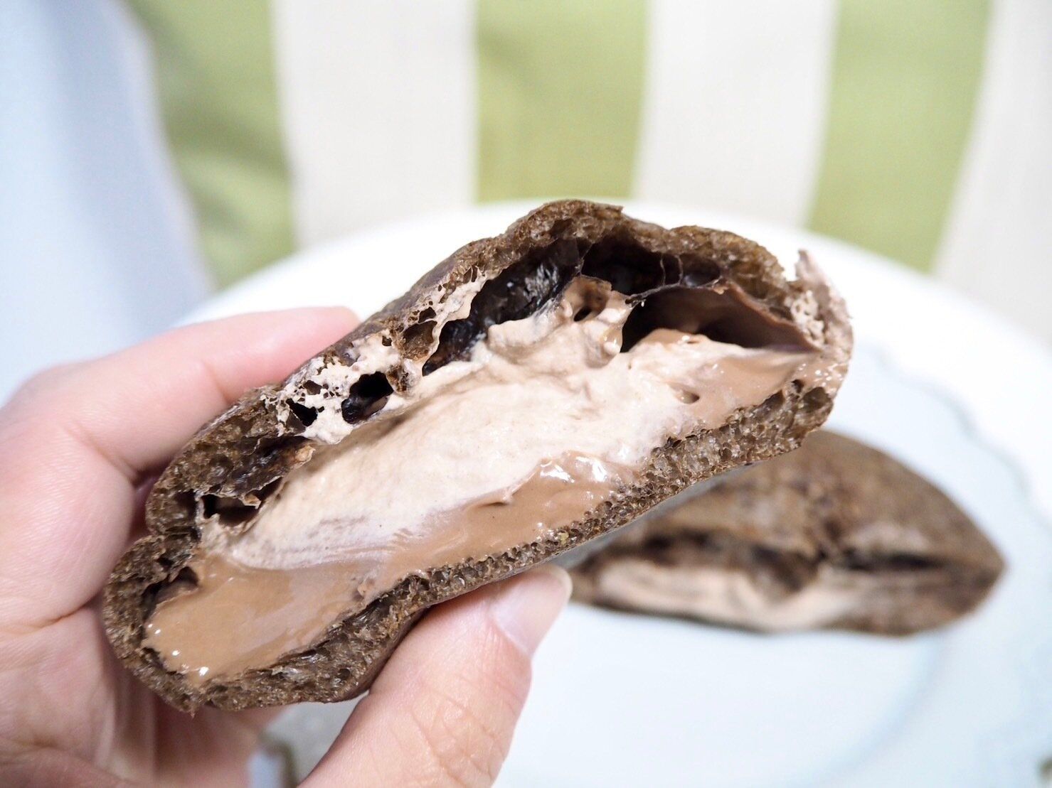 シャトレーゼ「ダブルシュークリーム 濃厚ショコラ」断面写真