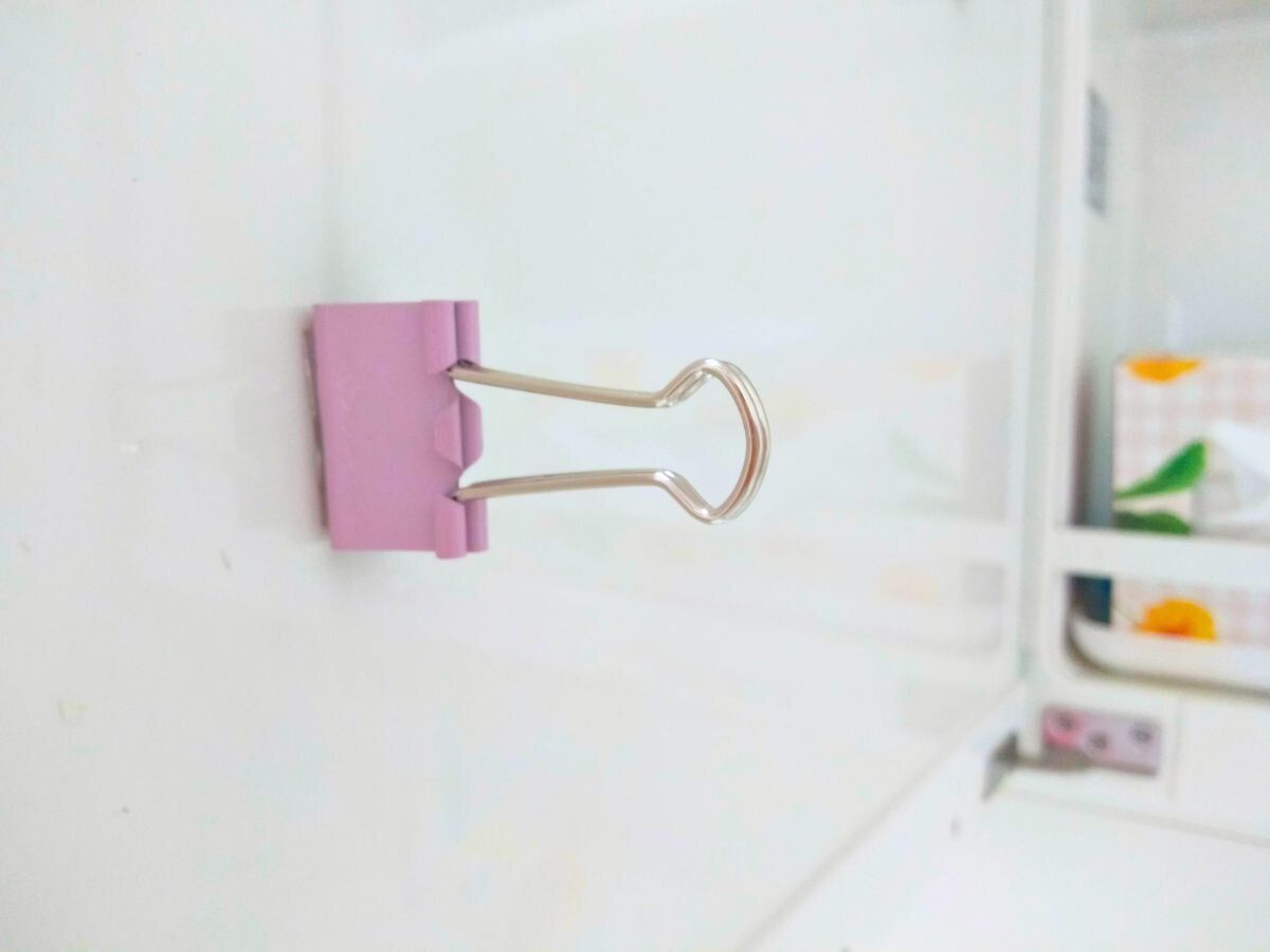 ダブルクリップを洗面所の鏡裏に貼った画像