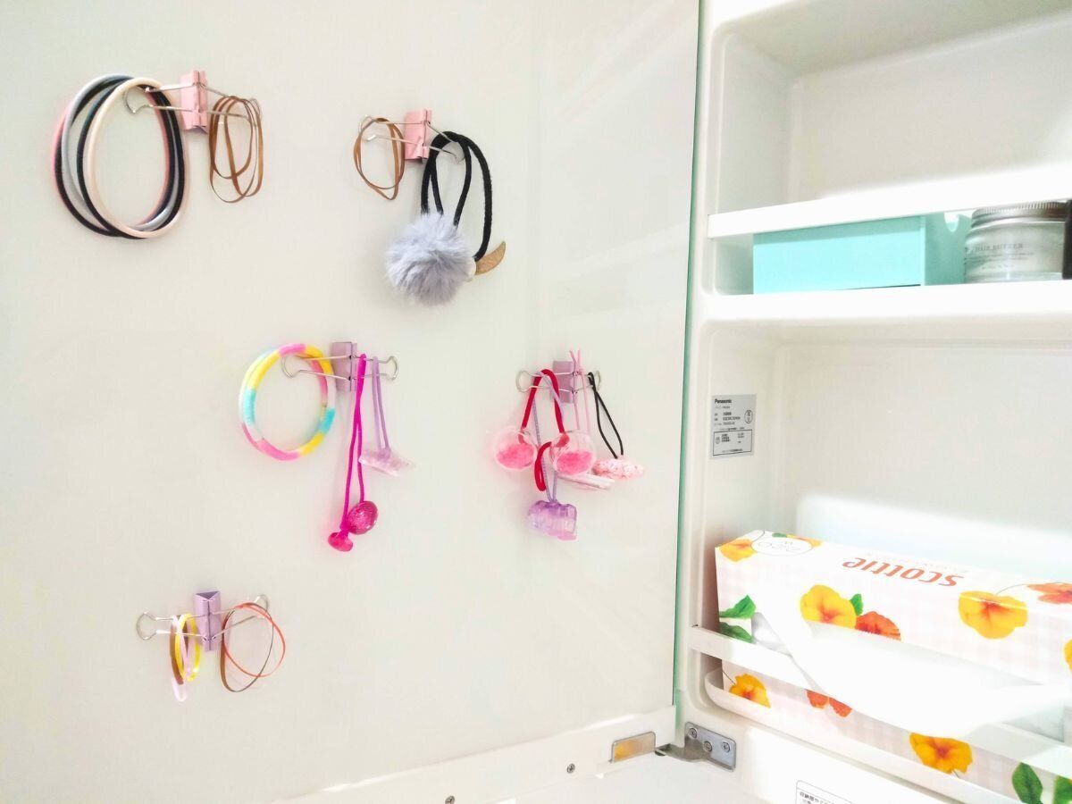 洗面所の鏡裏に作ったヘアゴム収納