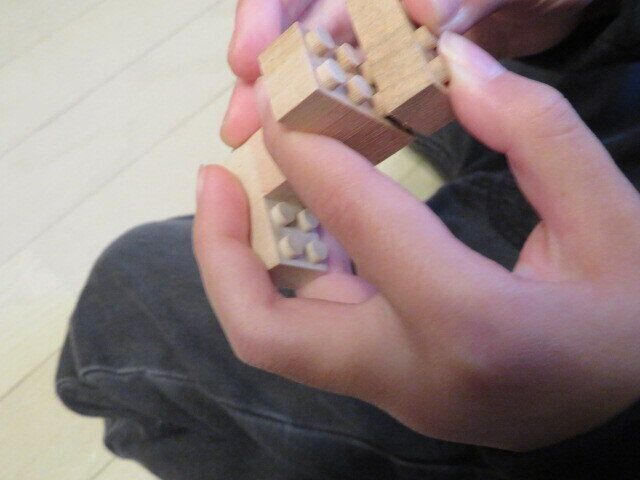 子どもの手とブロック