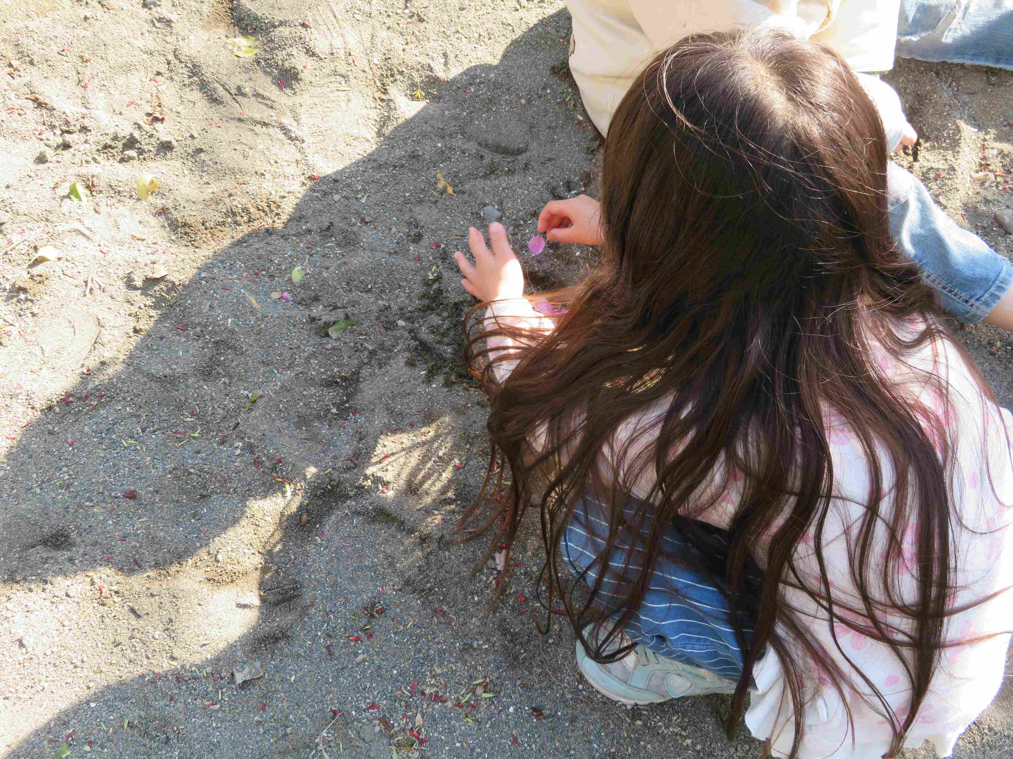 公園で遊ぶ子ども