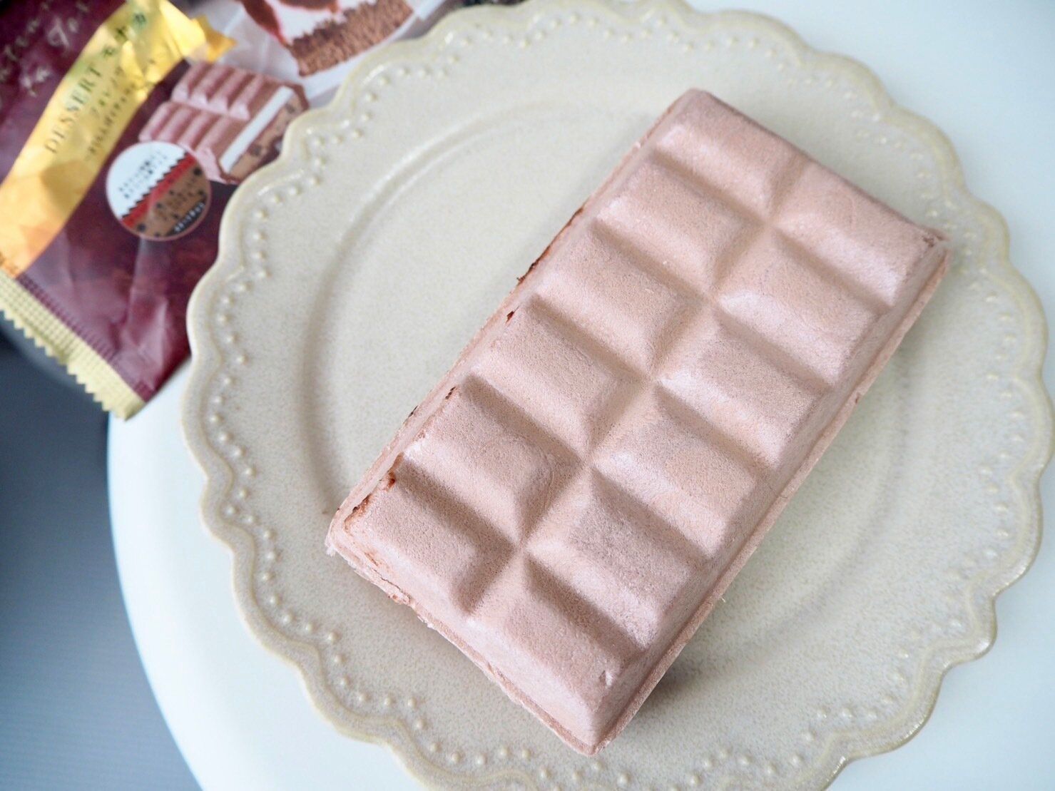 シャトレーゼ「DESSERTモナカ フォレノワ さくらんぼとチョコのケーキ」開封写真