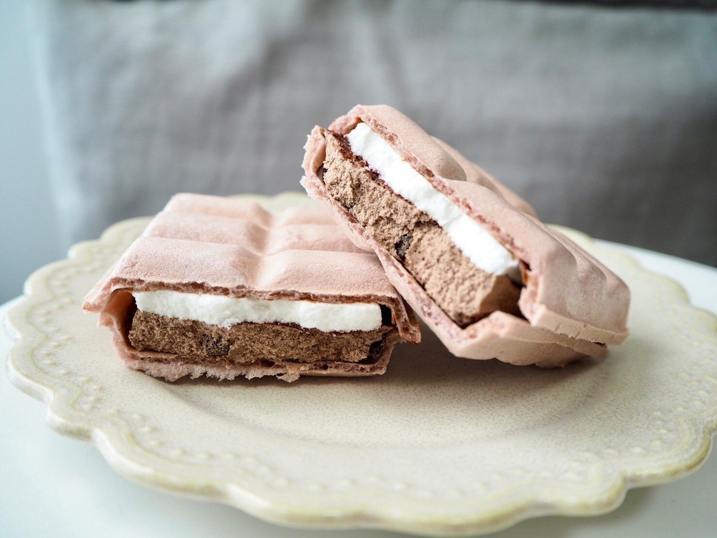 シャトレーゼ「DESSERTモナカ フォレノワ さくらんぼとチョコのケーキ」断面写真