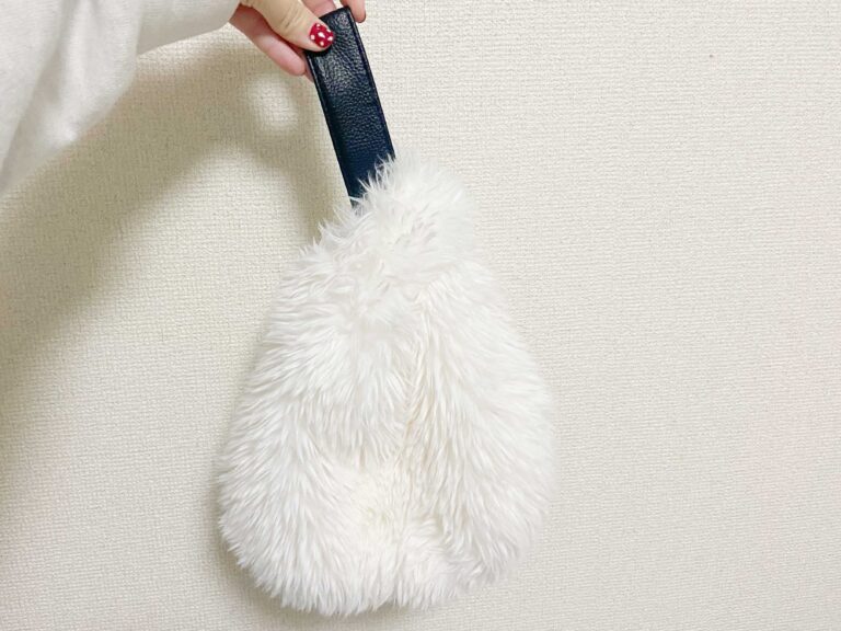 【3COINS】え？！1,000円以下で買えるの？！高見え「フェイクファーハンドバッグ」で冬コーデを格上げ！