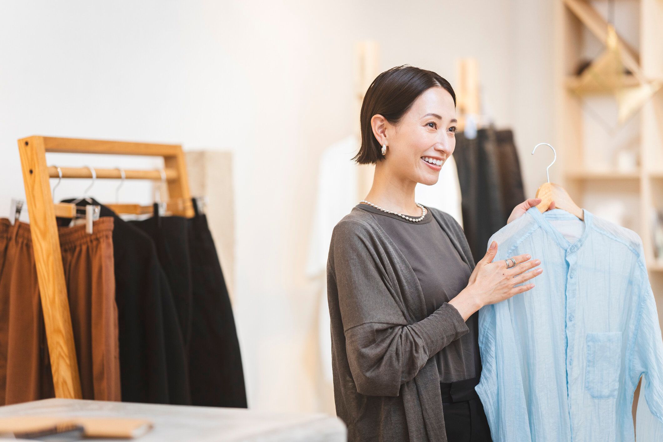 働く日本人女性/アパレル店員