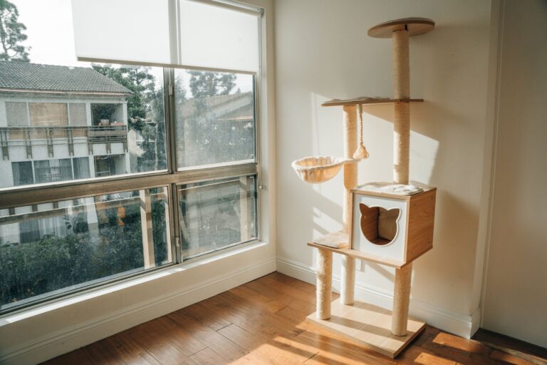 頂上まであと一歩。キャットタワーに登り途中でバテた猫の姿が可愛すぎる！