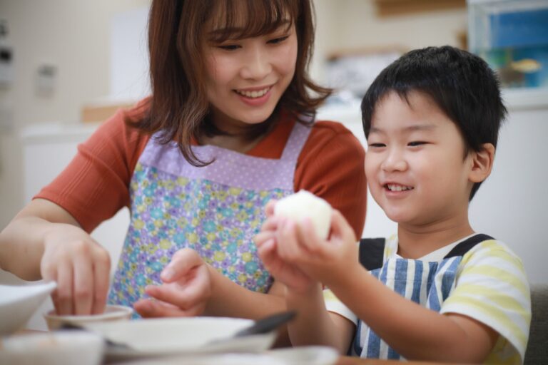 優しさが詰まった朝ごはん。小2の息子が家族のためにつくった最高すぎる「おにぎり定食」を30万人が絶賛