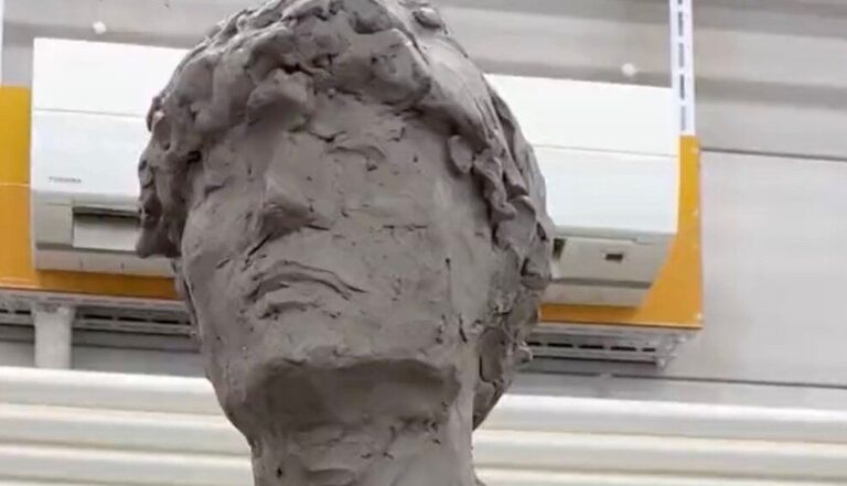 彫刻を制作中「キノコ生えてきたんだけど」自然とアートの奇跡のコラボに14万件のいいねと「芸術点高すぎ」の声