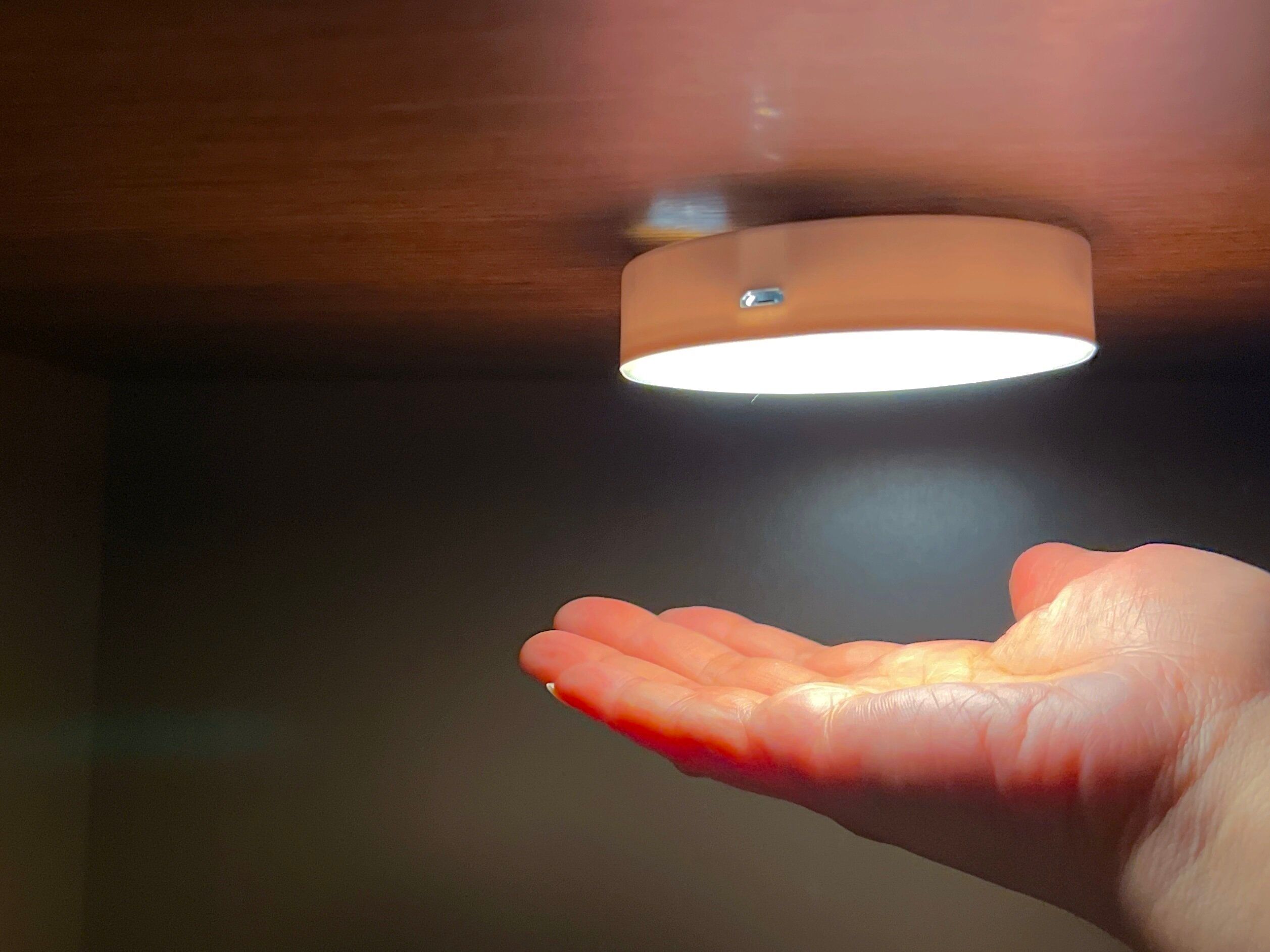 【ダイソー】300円で買えちゃっていいの!?充電式センサーライトが優秀すぎ