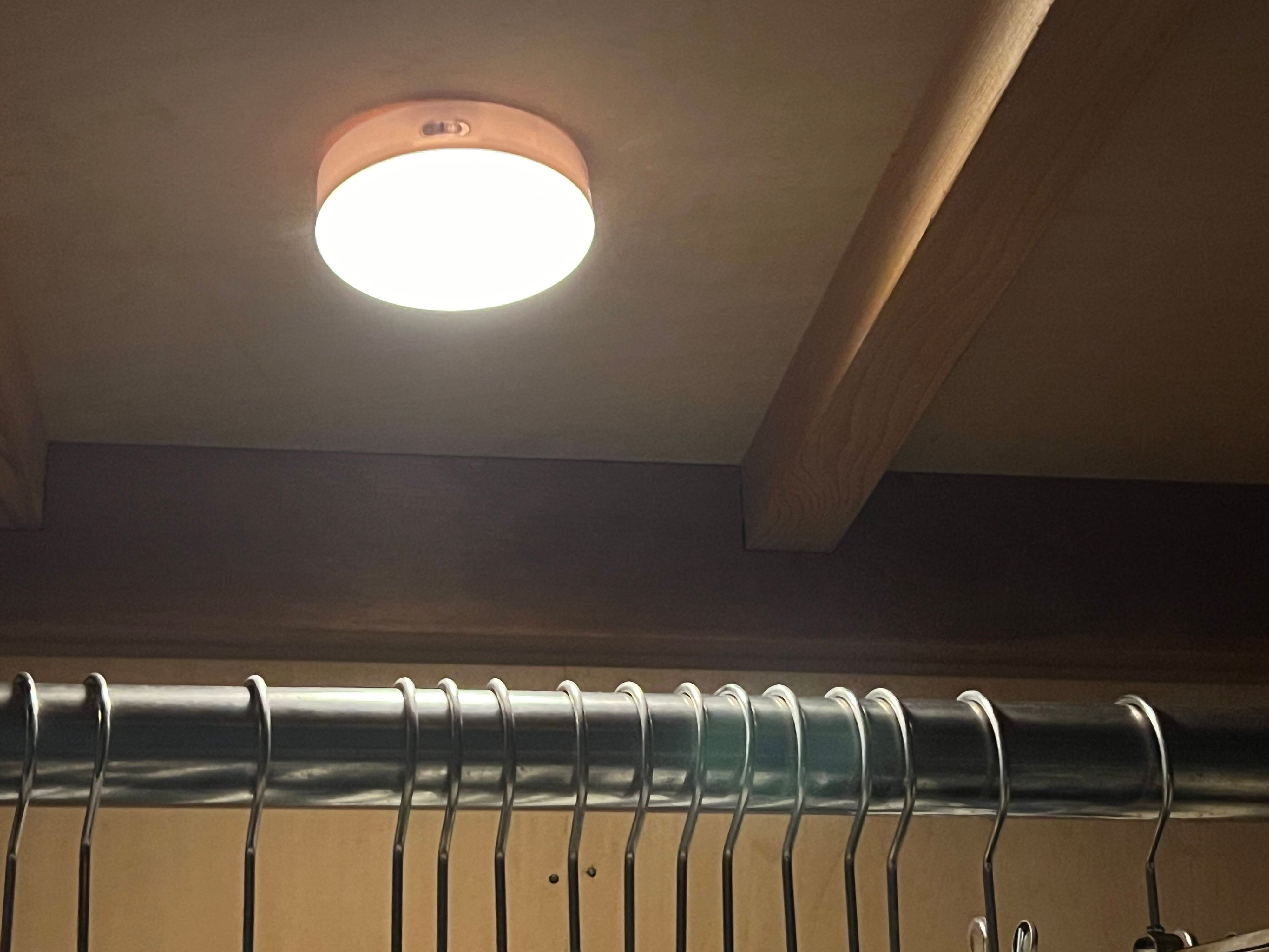 【ダイソー】300円で買えちゃっていいの!?充電式センサーライトが優秀すぎ