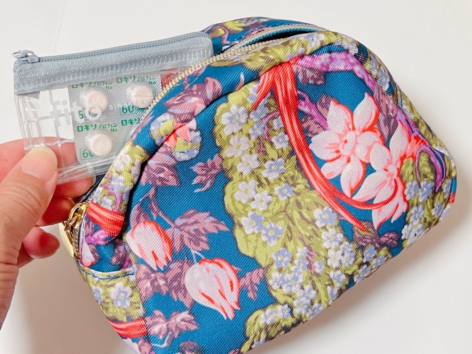ダイソーの文具小物ケースは「ポーチを整理するためのポーチ」として活躍！