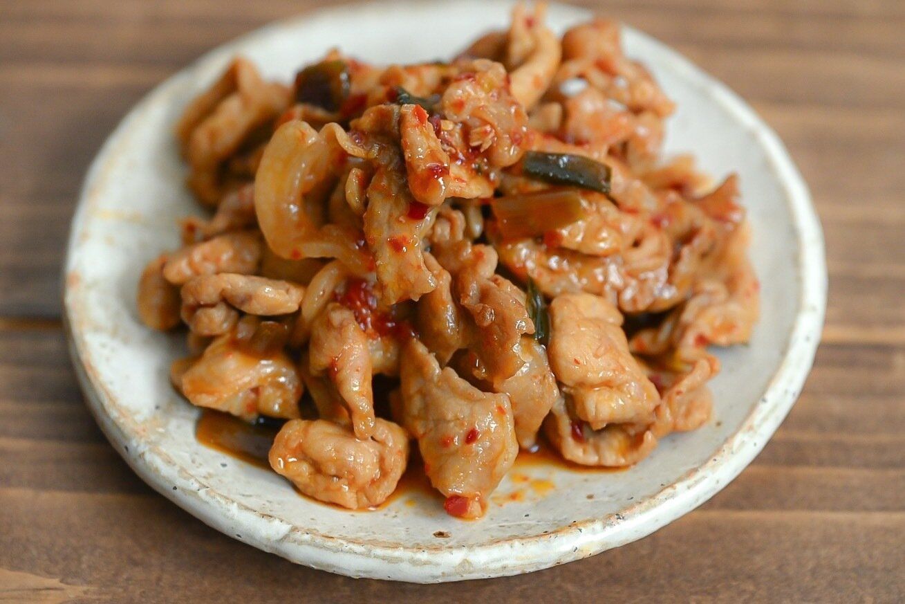 皿に盛られた豚肉のニラだれ炒め