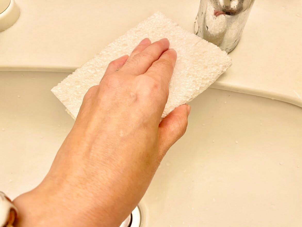 セルロースクロスでシンクの水気を取る