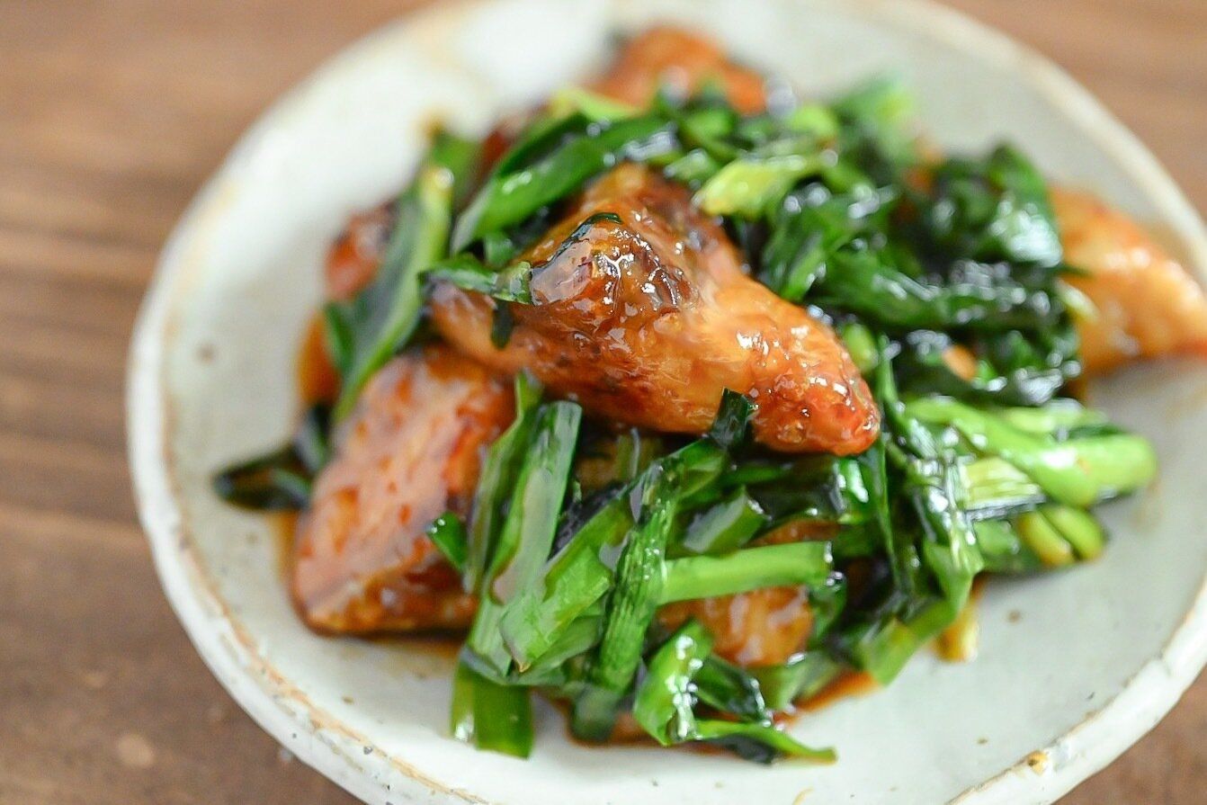 皿に盛られたぶりとにらの甘辛炒め