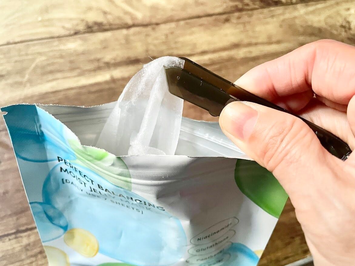 手で触れずに取り出せる