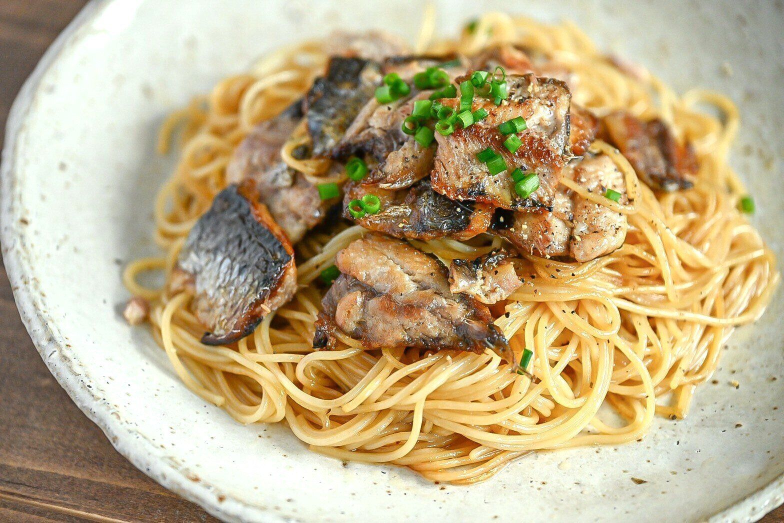 皿に盛られたいわしのぺペロンチーノ