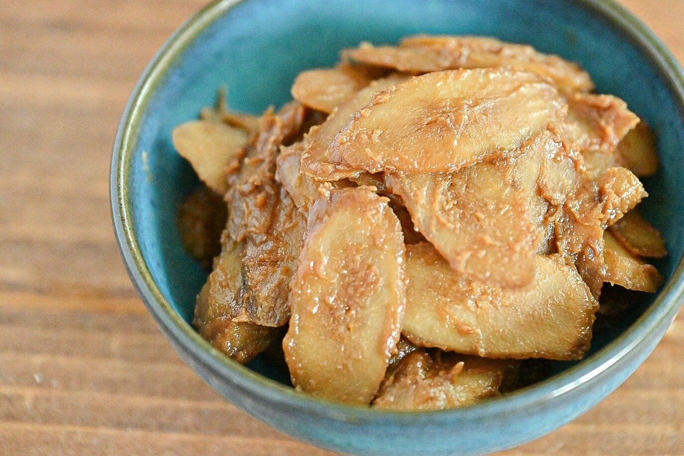 青い皿にもられたごぼうのねりごま和え