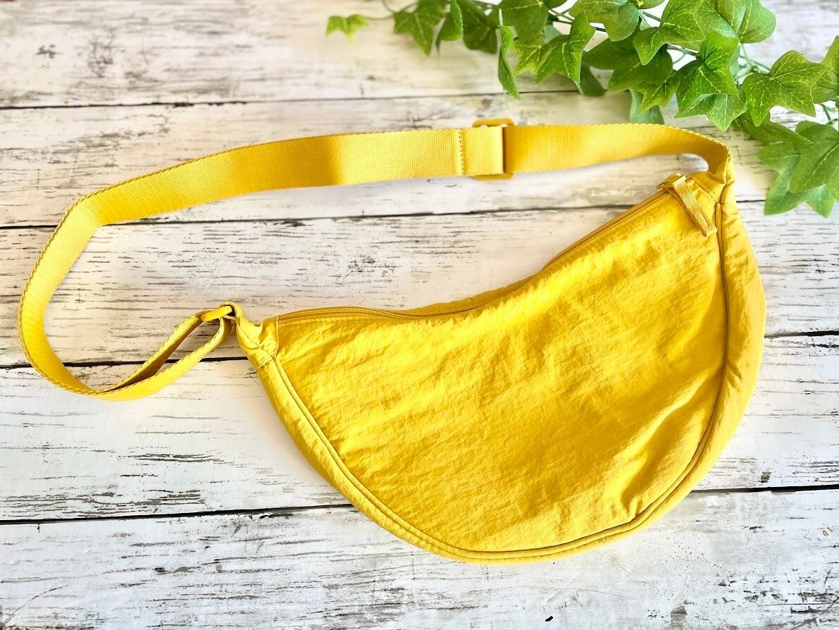 ユニクロのラウンドミニショルダーバッグ