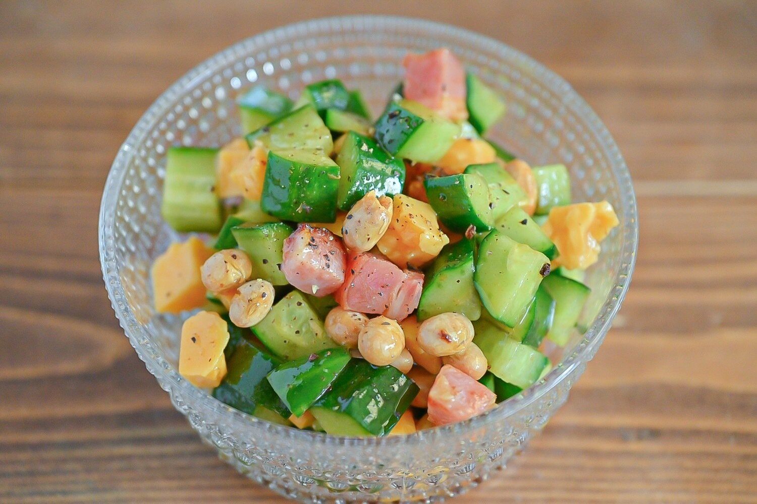 ガラス容器に入った大豆サラダ