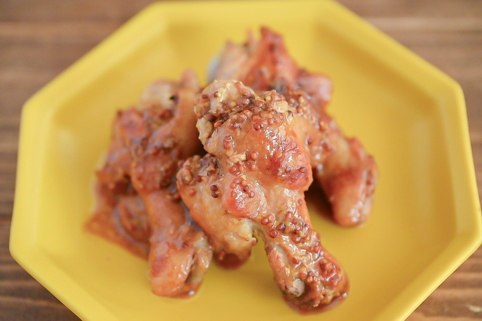 黄色い皿に盛られた手羽元のハニーマスタード煮
