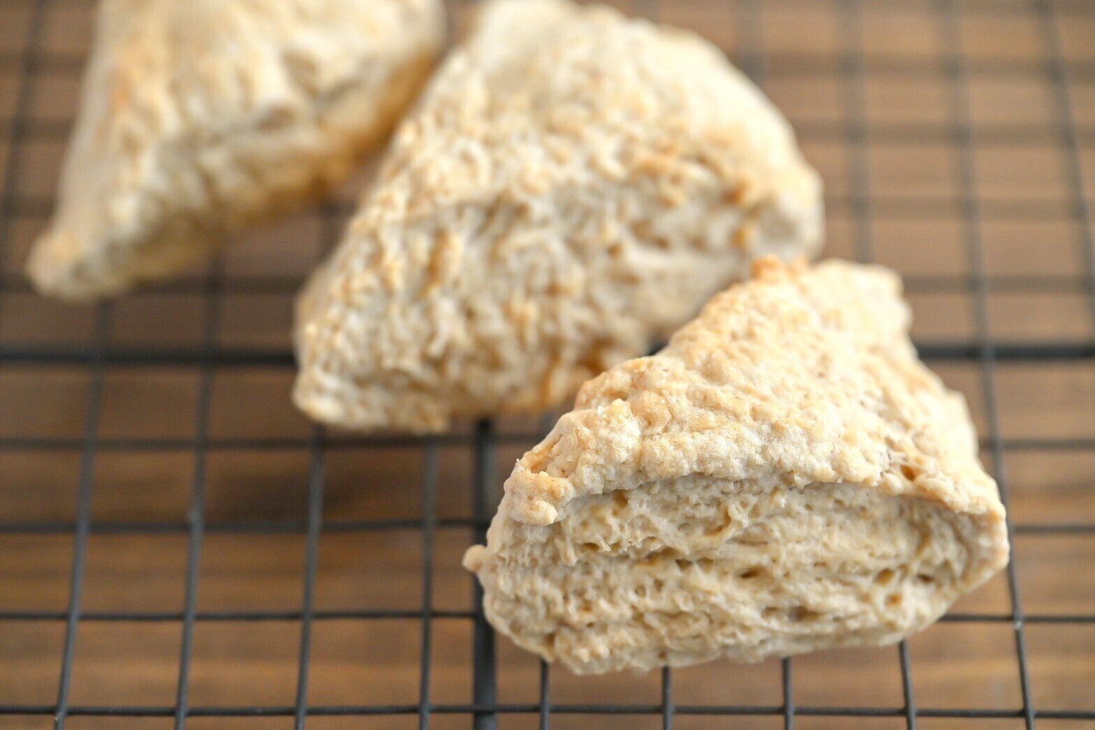 ケーキクーラーにのった手作りスコーン