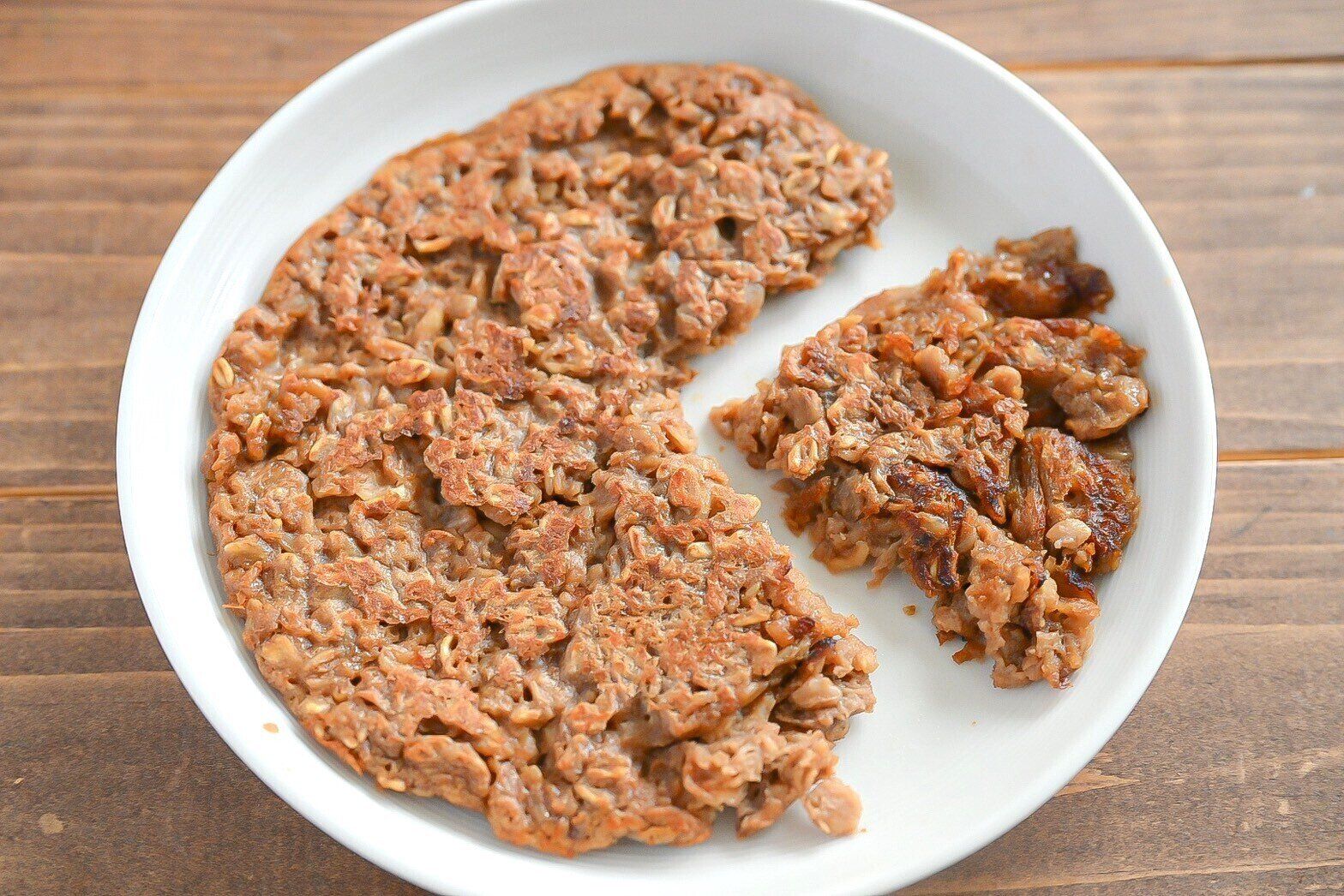 白い皿にのったロイヤルミルクティのオートミールパンケーキ