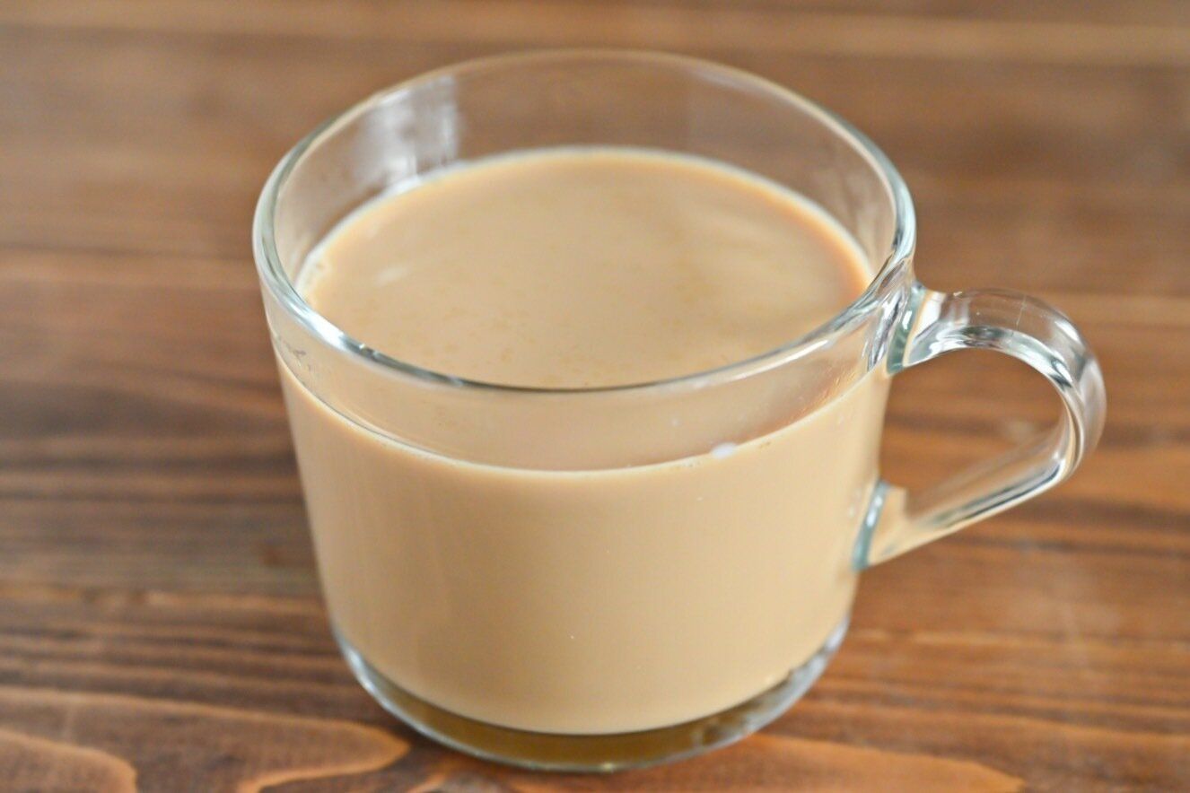 ガラスカップに入ったキャラメルカフェラテ