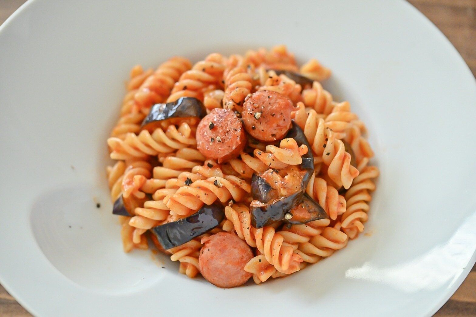 白い皿に盛られたトマトパスタ