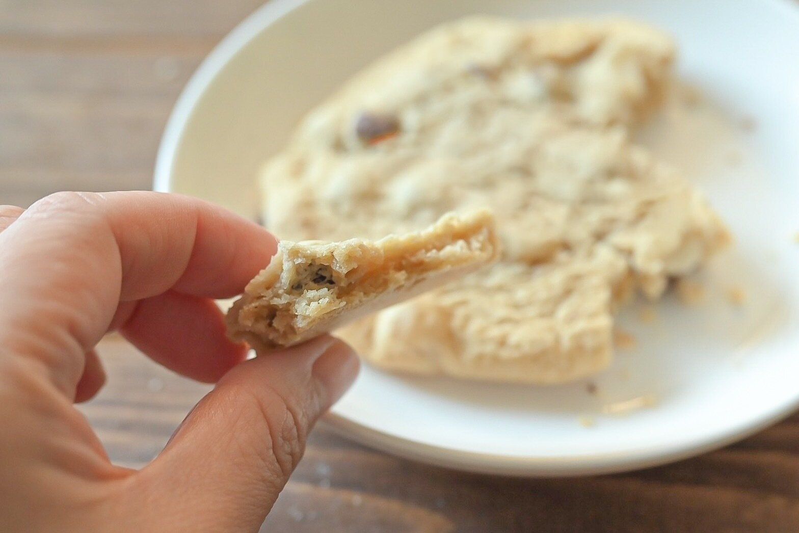 「チョコとマカダミアクッキー」の断面