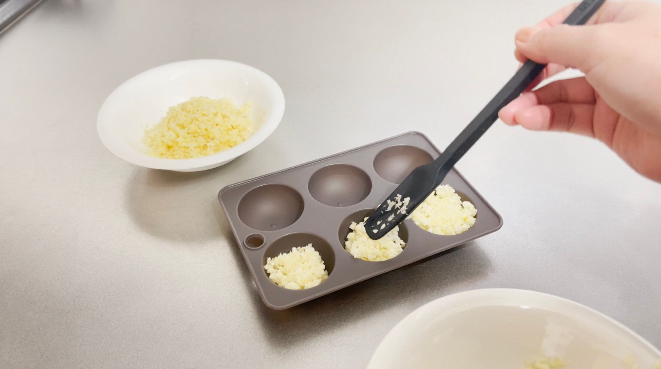 みじん切りの生姜とにんにくを入れる