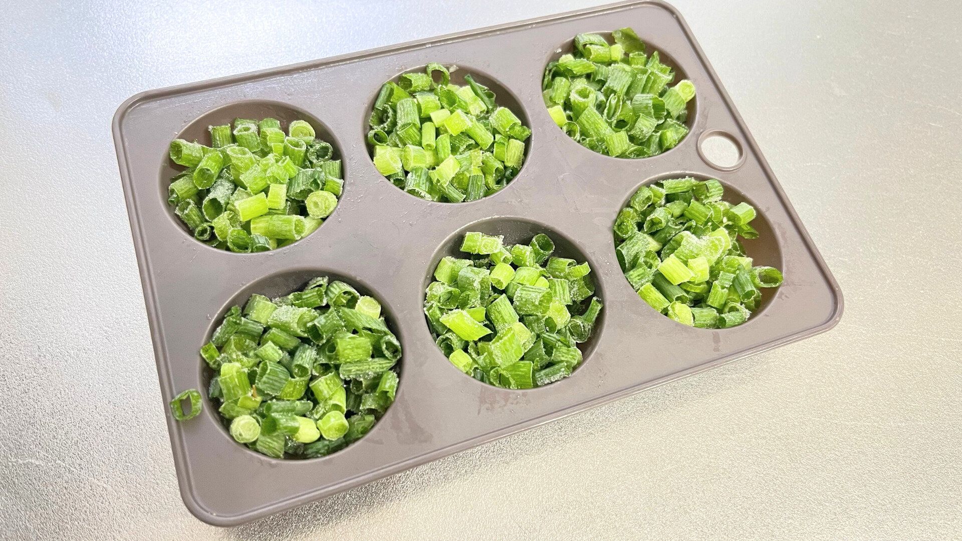 小口切りしたネギを入れる