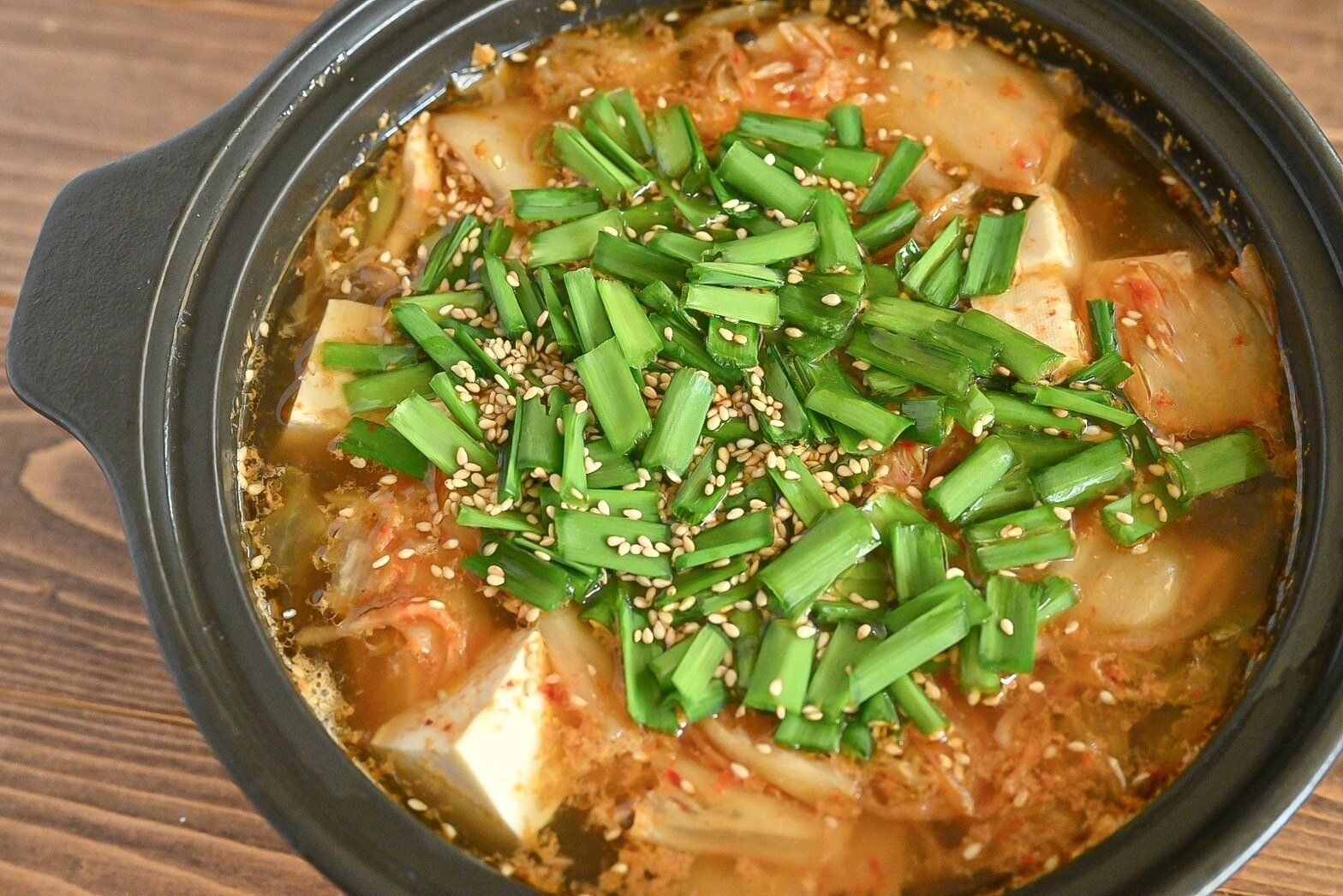 黒い鍋に入ったスンドゥブチゲ