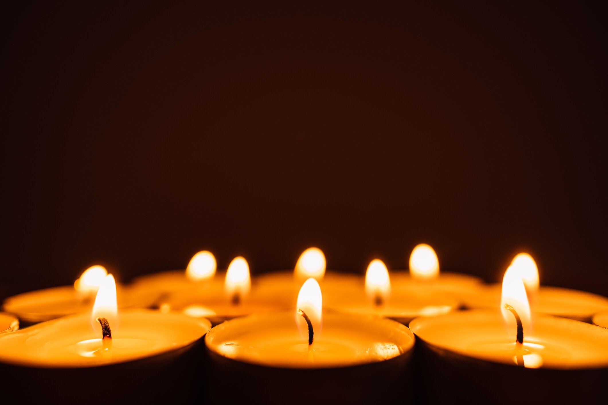 暗闇の中で連続してろうそくを燃やす。
