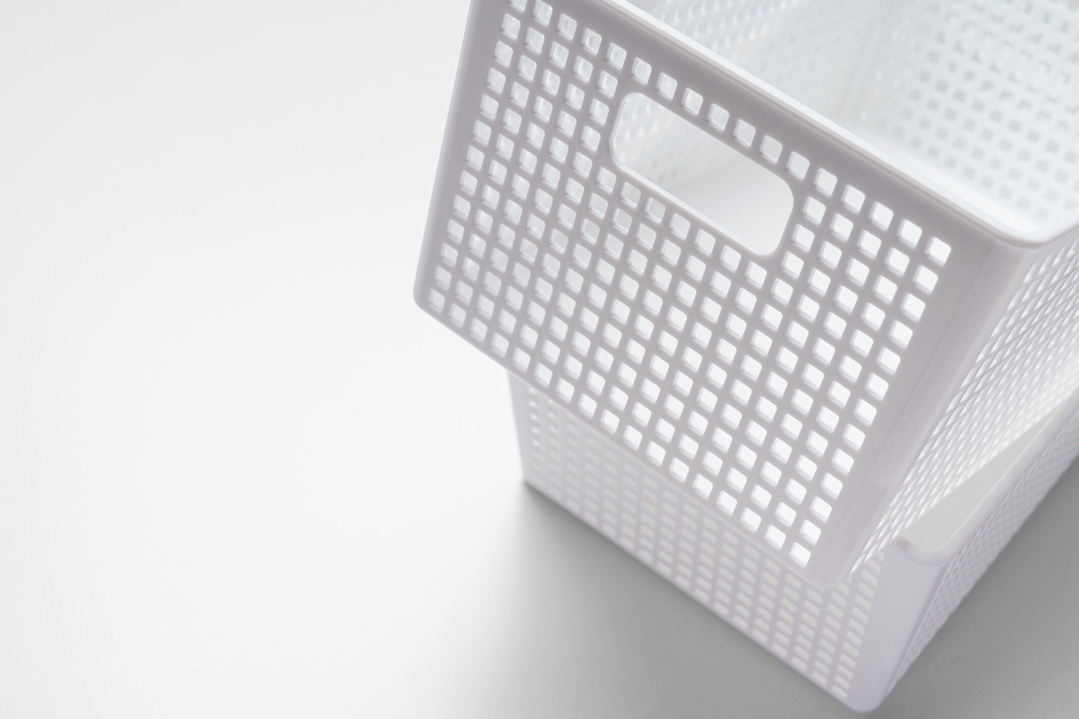 白い背景のプラスチック製の収納ケース