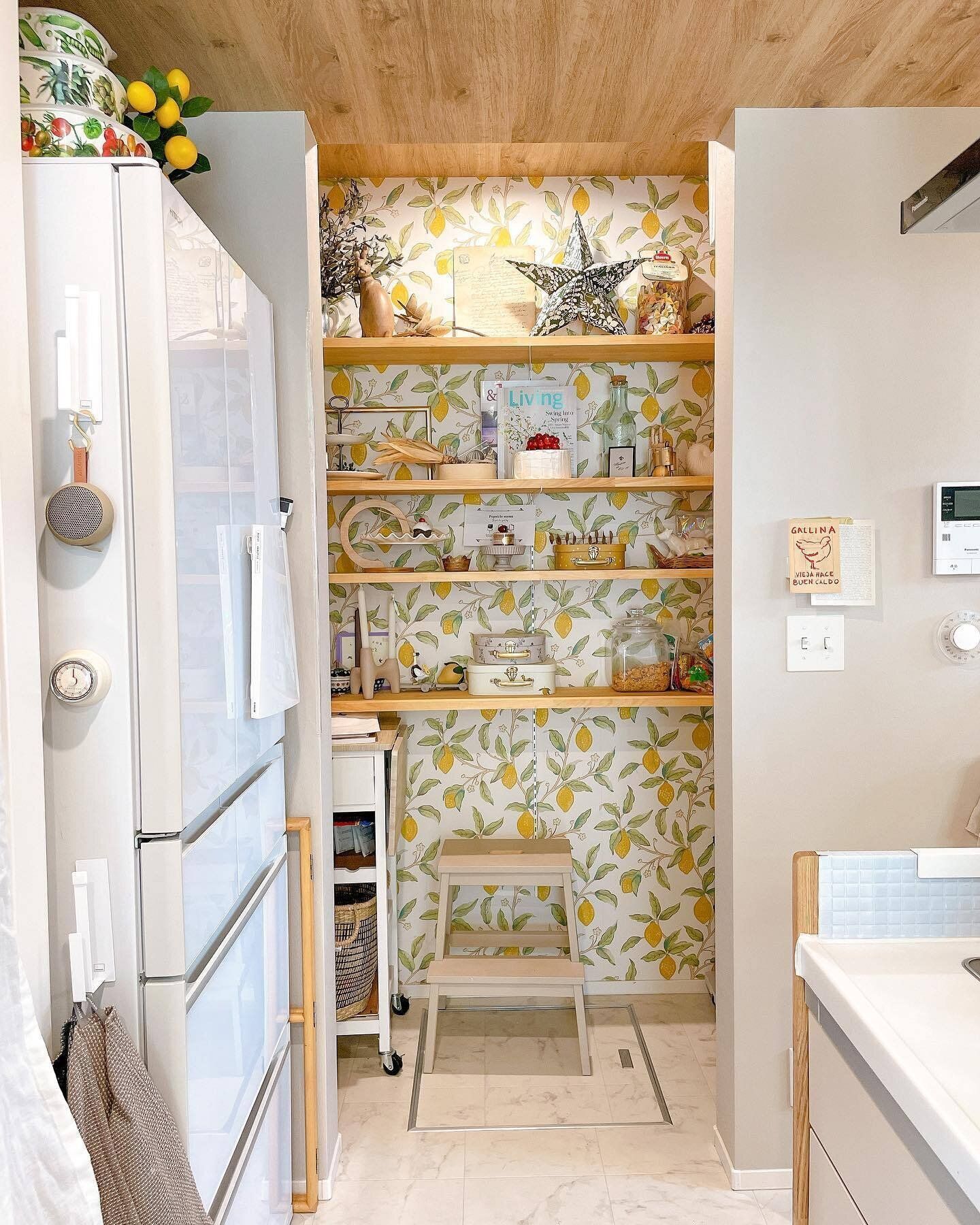 クロスが華やか!お店のようなパントリー