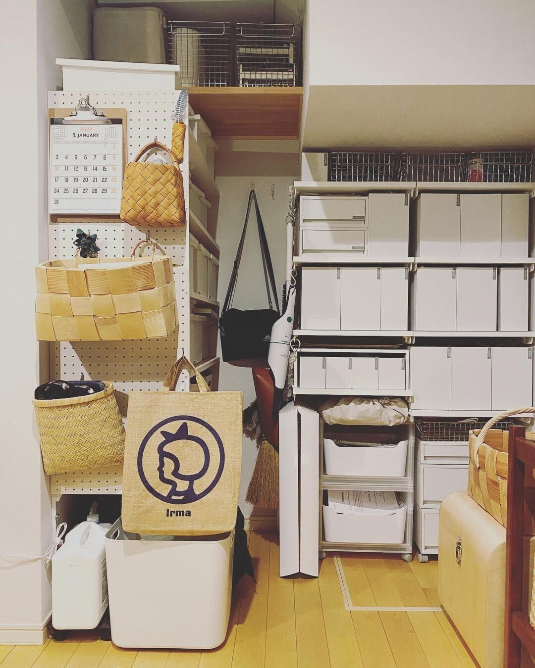 パンチングボードで見せる収納も兼ねて