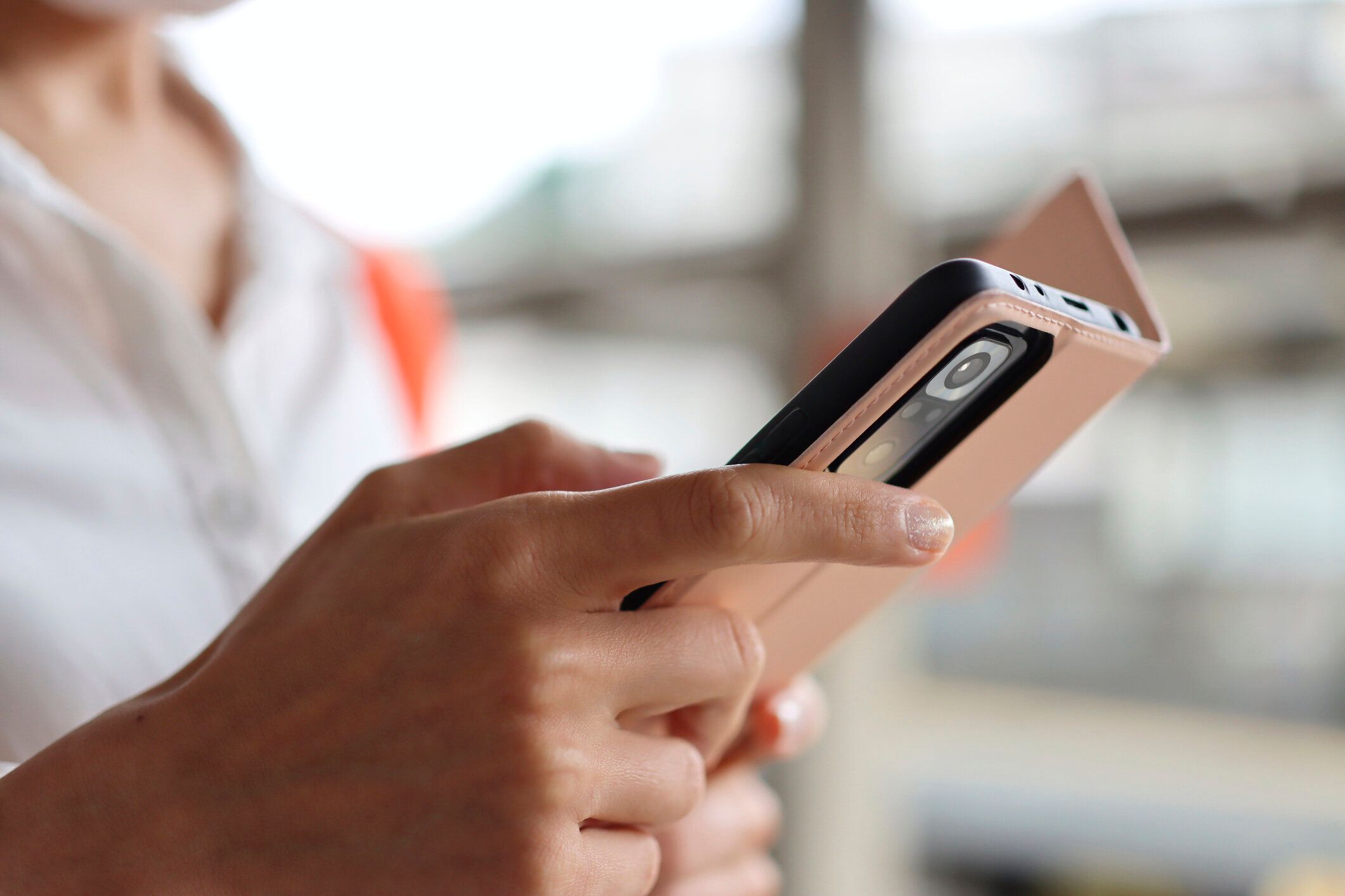 スマートフォンとぼかしの背景を使用して