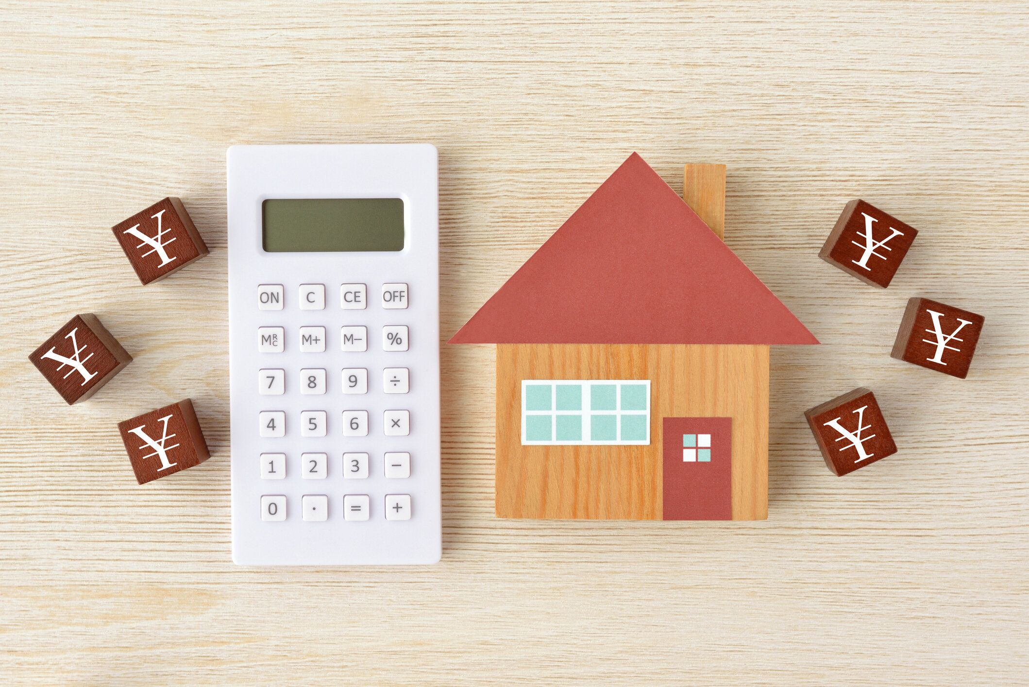 円マーク付きのハウスオブジェクトと木ブロック