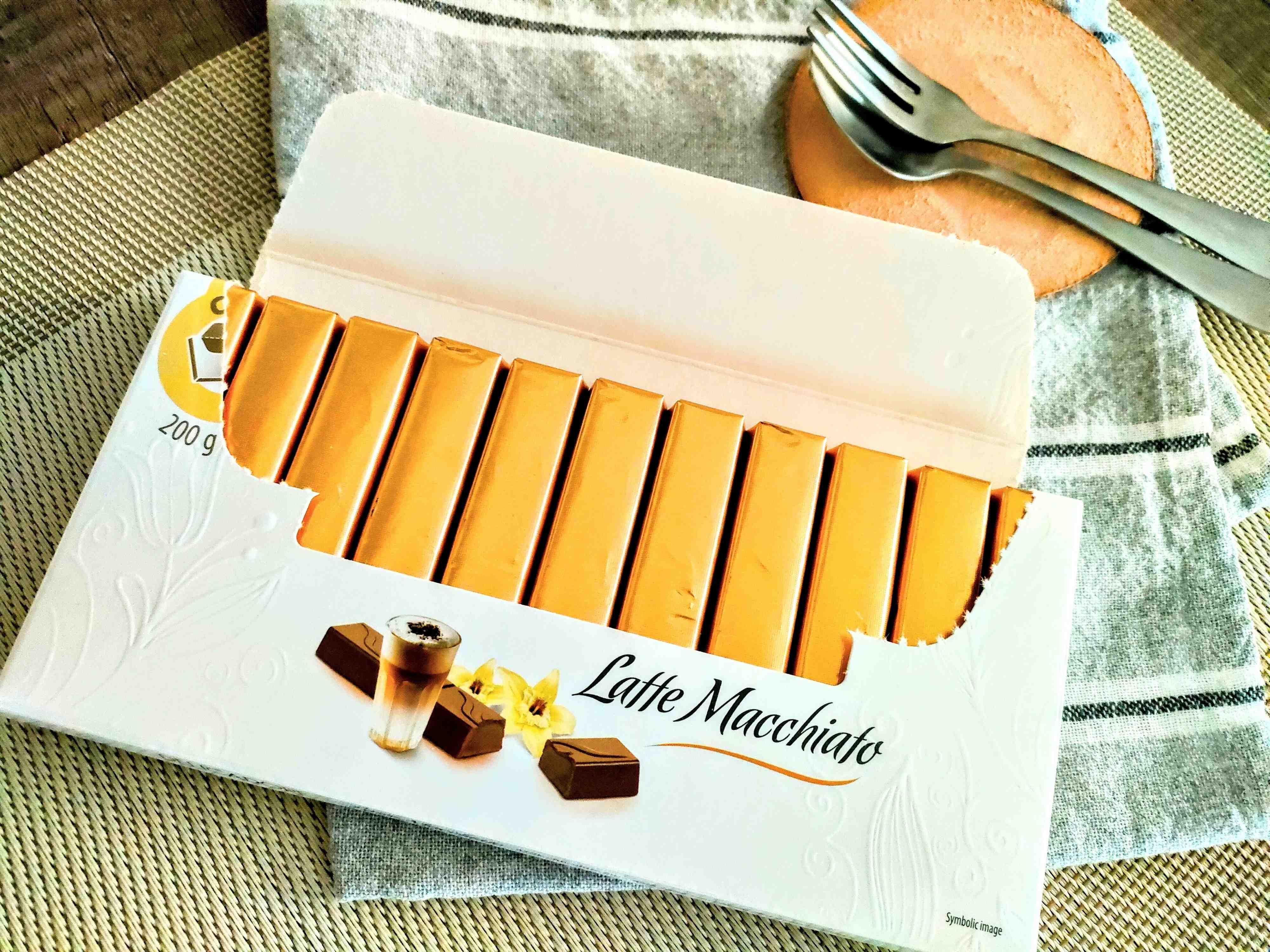 蓋をあけるとゴールドの包装紙に包まれたチョコレートが並んでいる