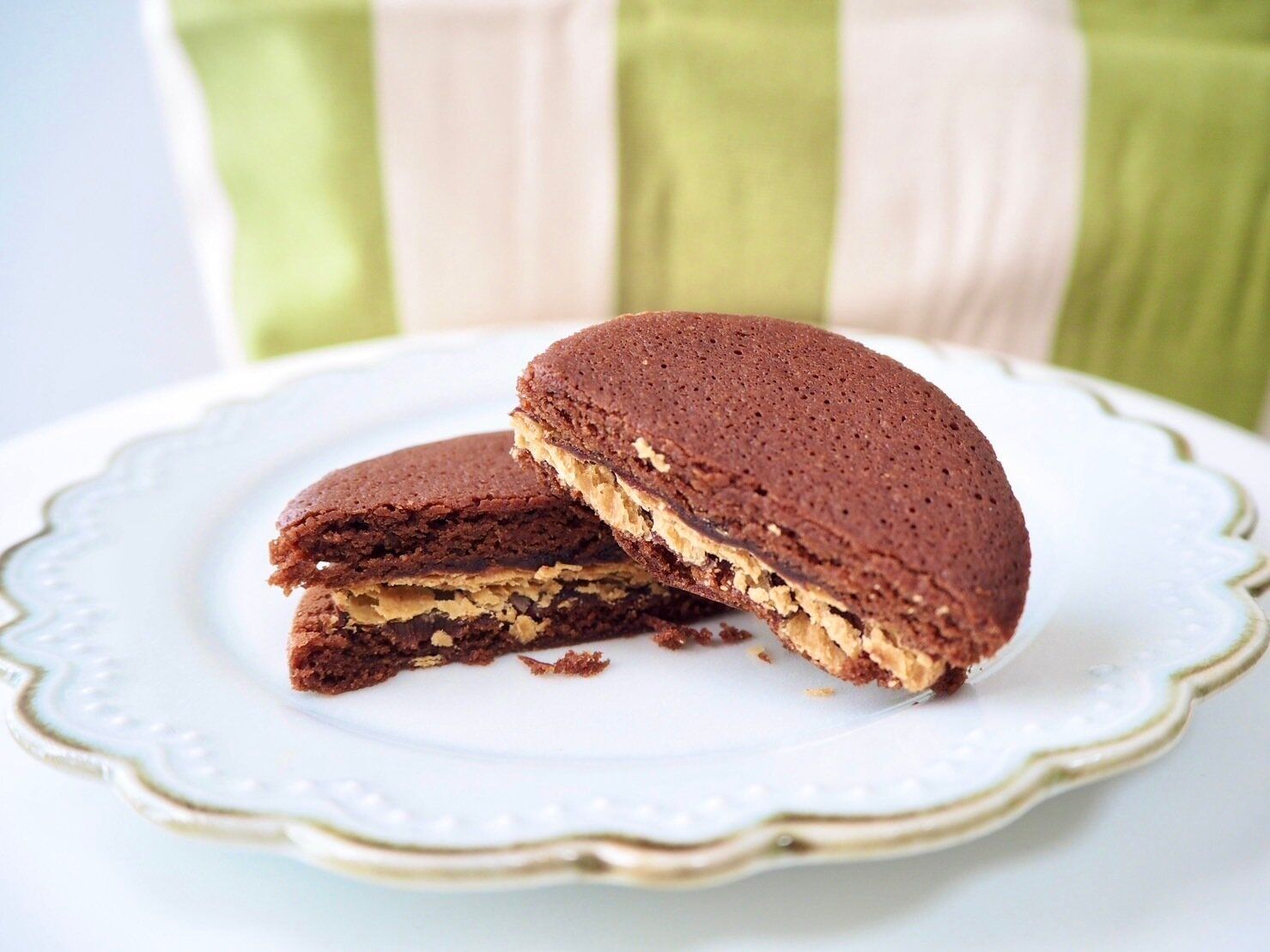 シャトレーゼ「なんばんショコラサンド 博多あまおう」断面写真