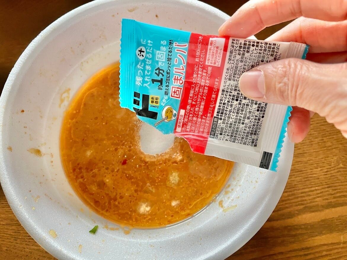 固まルンバを残り汁に入れる