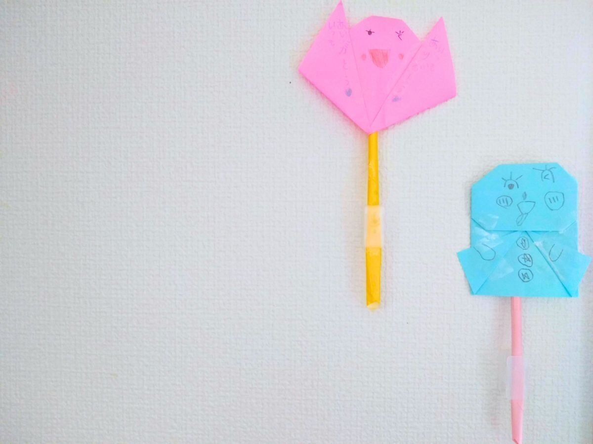 フラワーベースを使って飾った子どもの折り紙作品