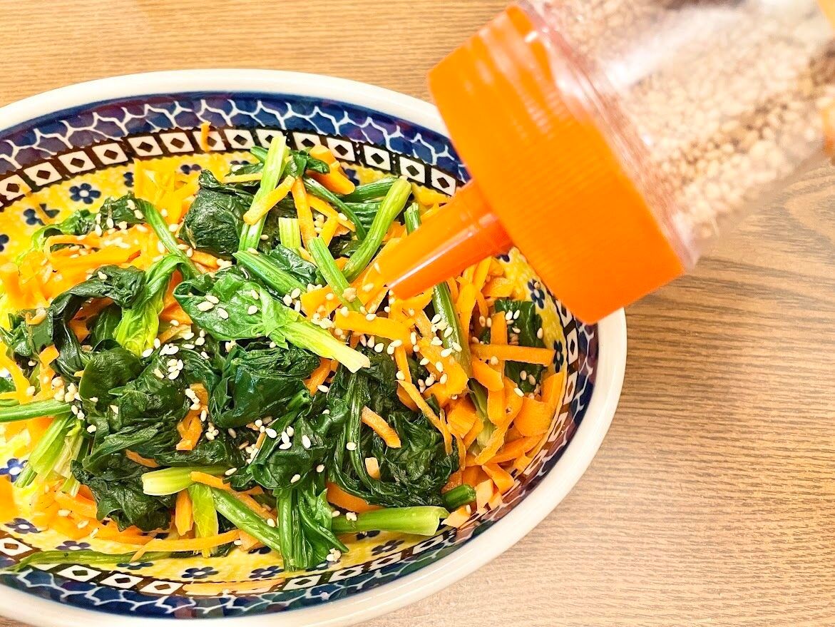 ごまにんにくをナムルにかける